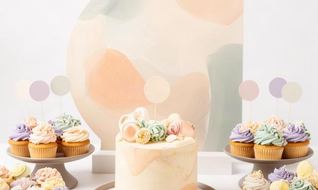Mesa dulce de primer cumpleaños con tarta personalizada, cupcakes y número decorativo